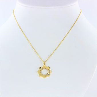 Yellow gold chain with pendant 